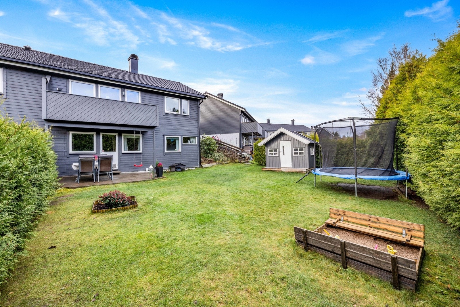 Skjermet og romslig hage på baksiden av huset Galleribilde