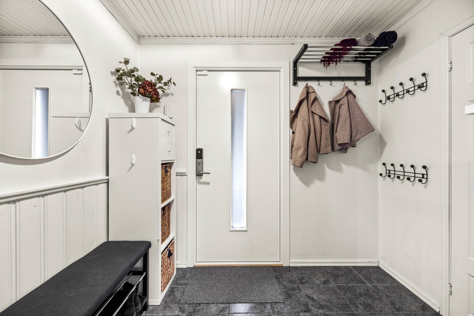 Entreen har ytterdør med praktisk kodelås, noe som sørger for en enklere og tryggere hverdag. Galleribilde