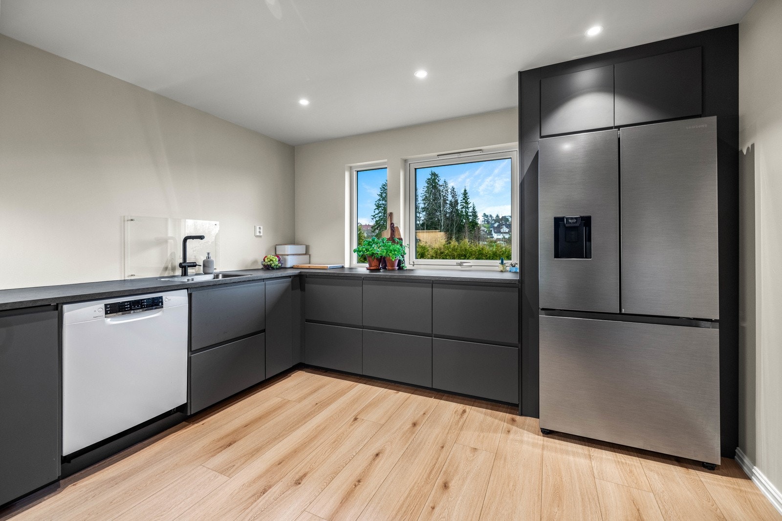 Nyoppusset kjøkken med stilren og moderne innredning. Galleribilde