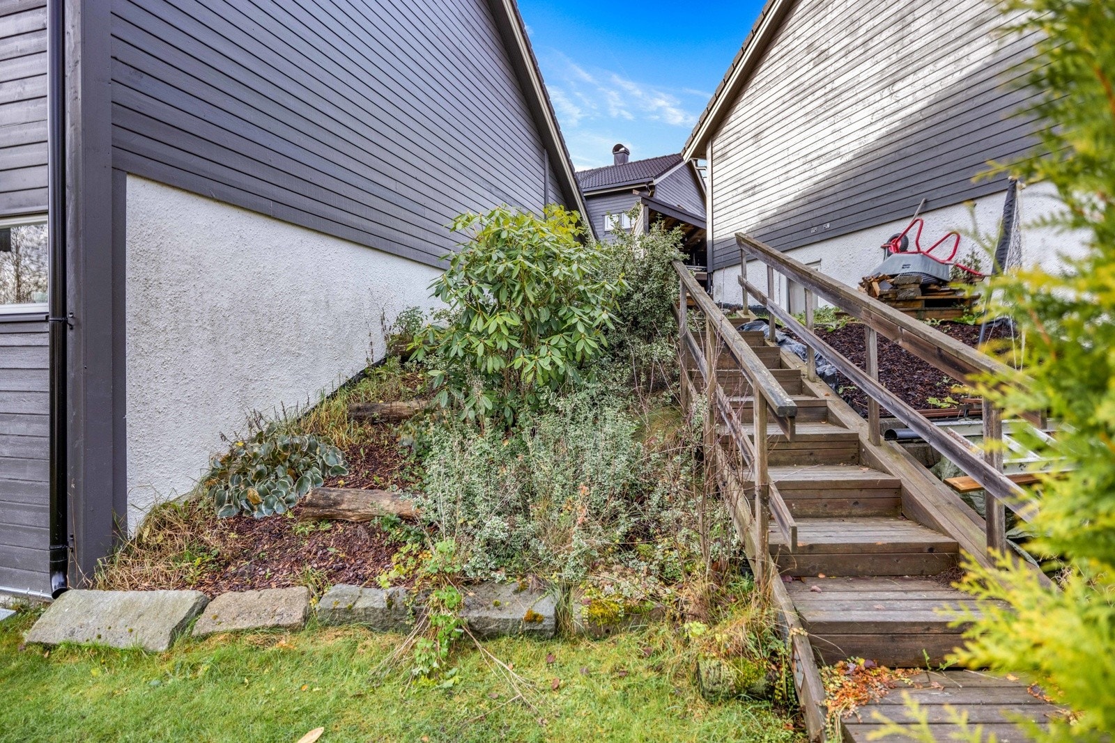 Trapp i terrenget mellom uteplassene. Frodig hageareal og blomsterbed - perfekt for hageentusiasten. Galleribilde