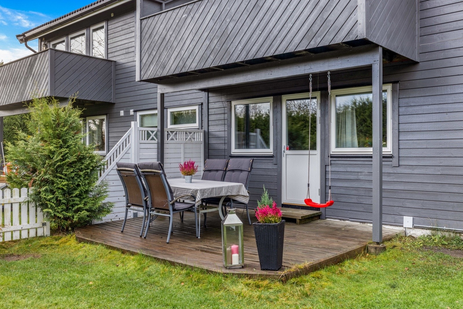 Fine uteplasser rundt huset hvor man kan følge solgangen. Galleribilde