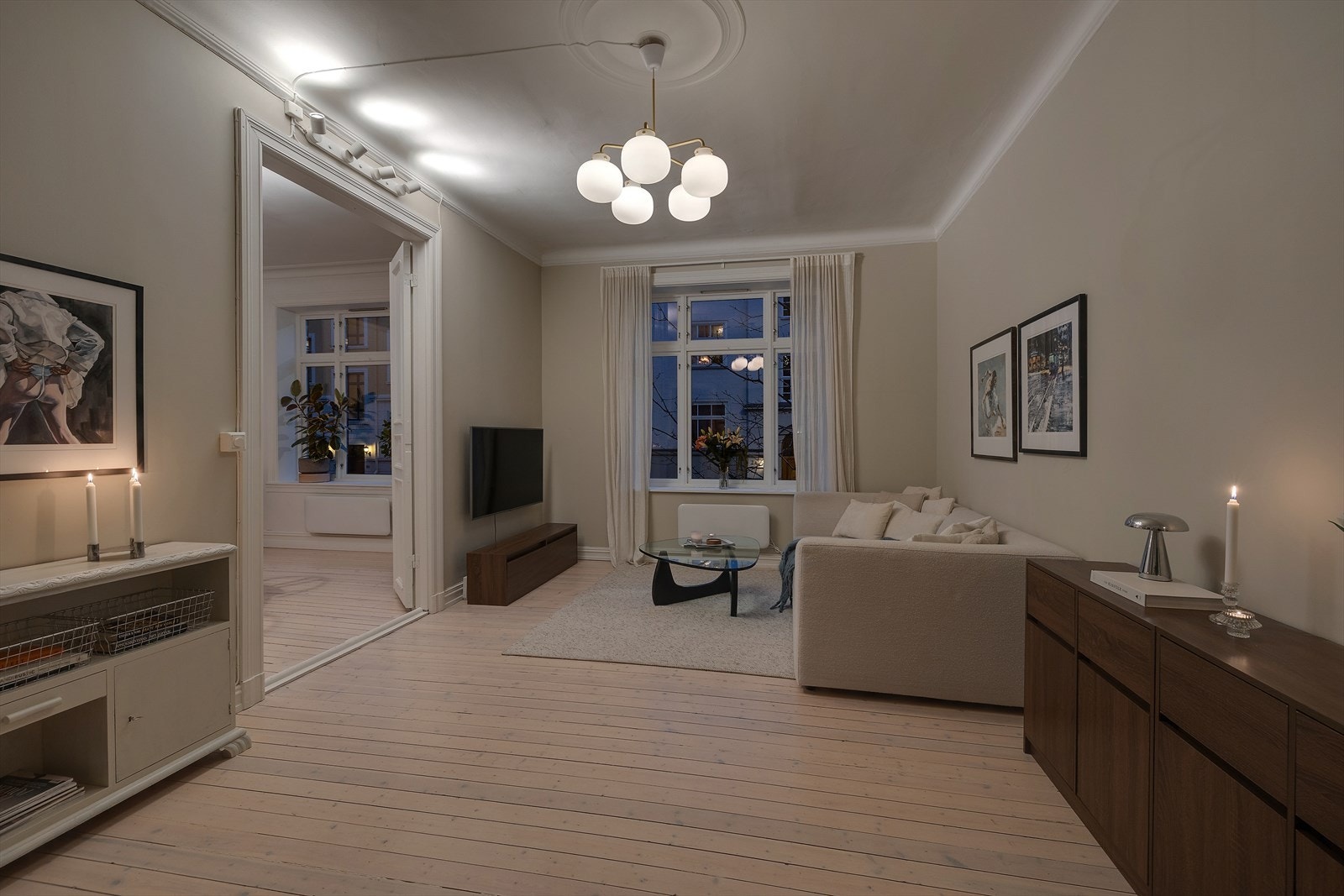 Lun og dempet stemning i hyggelig sofahjørnet på kveldstid. Galleribilde