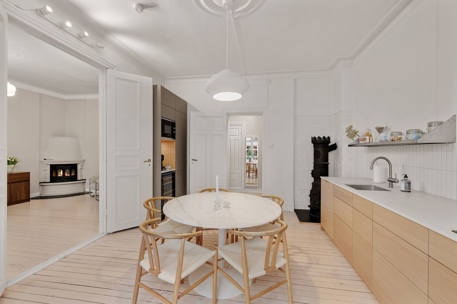 Elegant/fleksibel stue- og kjøkkenløsning med dobbeltdører for romdeling. Legg merke til rosett og stukkatur. Galleribilde