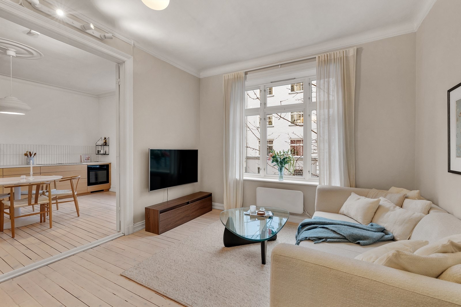 Dette er en klassisk og pen leilighet med originale detaljer. Leiligheten ligger høyt i 1.etg uten innsyn fra gaten nedenfor. Galleribilde