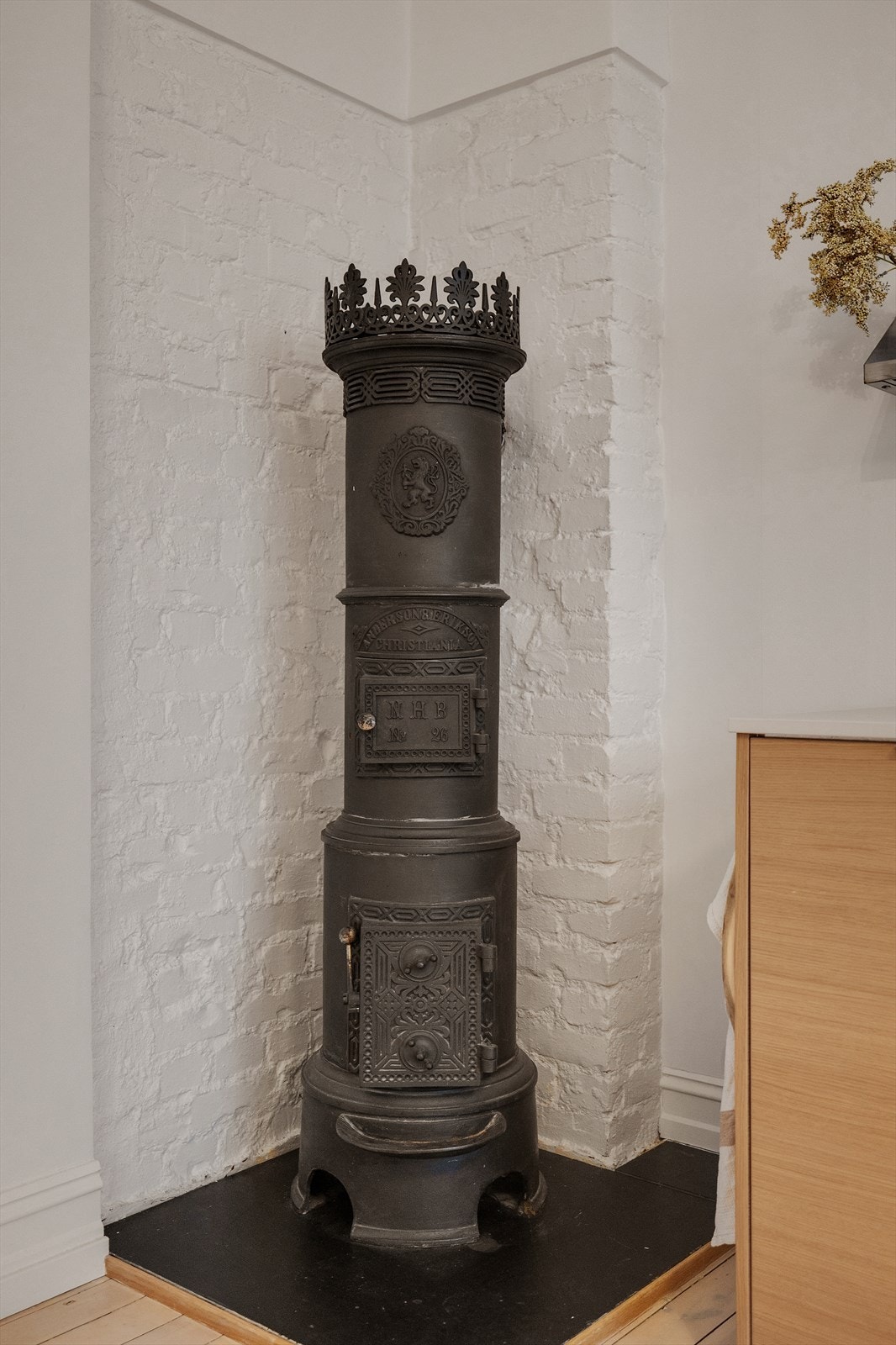 I hjørnet av kjøkkenet står det en vakker kaminovn som sørger for god varme og ekstra hygge. Galleribilde