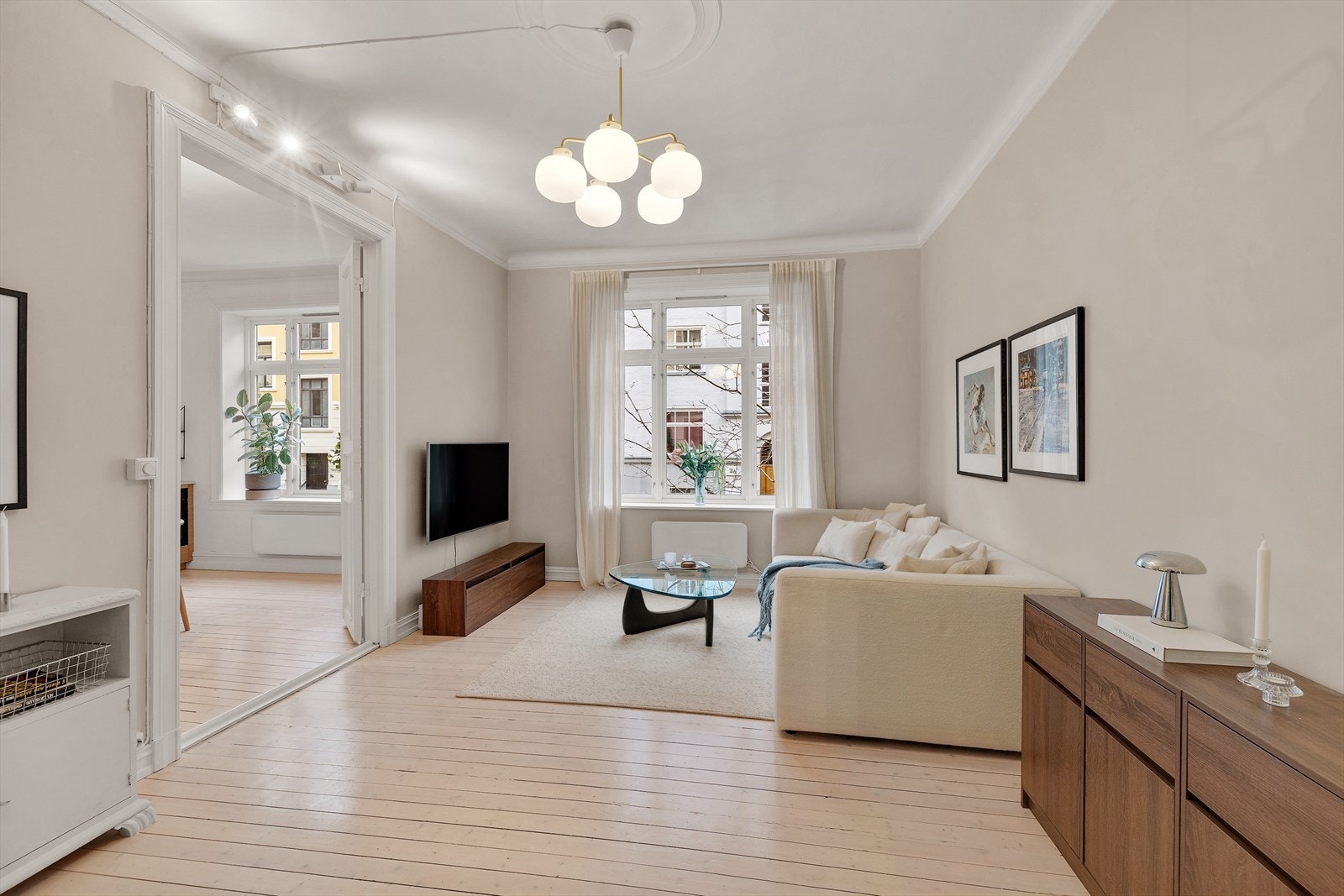 Stuen fremstår som stor, åpen og luftig med originale tregulv. Luftig stue med originale tregulv. Galleribilde