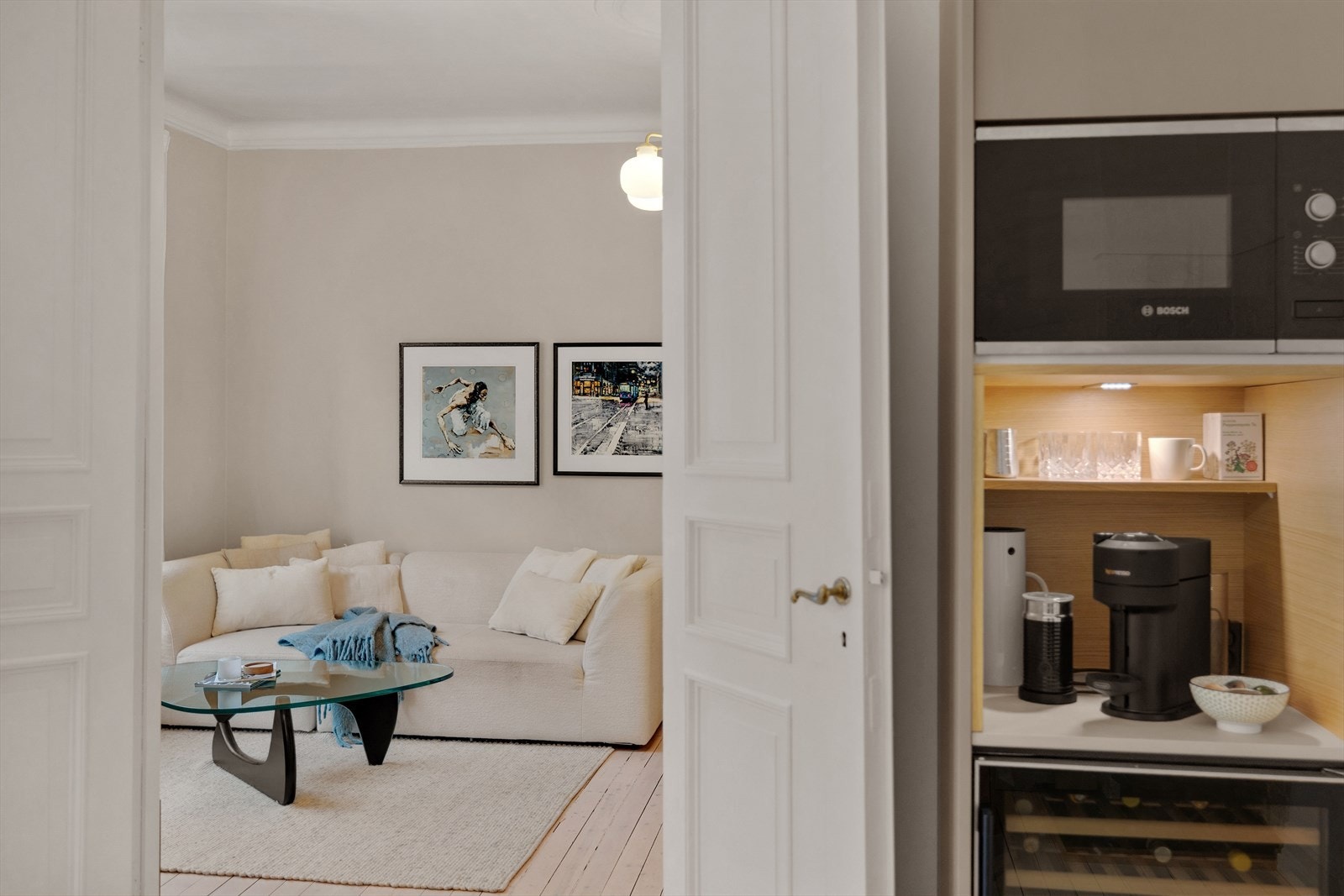 Kjøkken og stue ligger i god flyt mellom hverandre, med dobbeltdører. Galleribilde