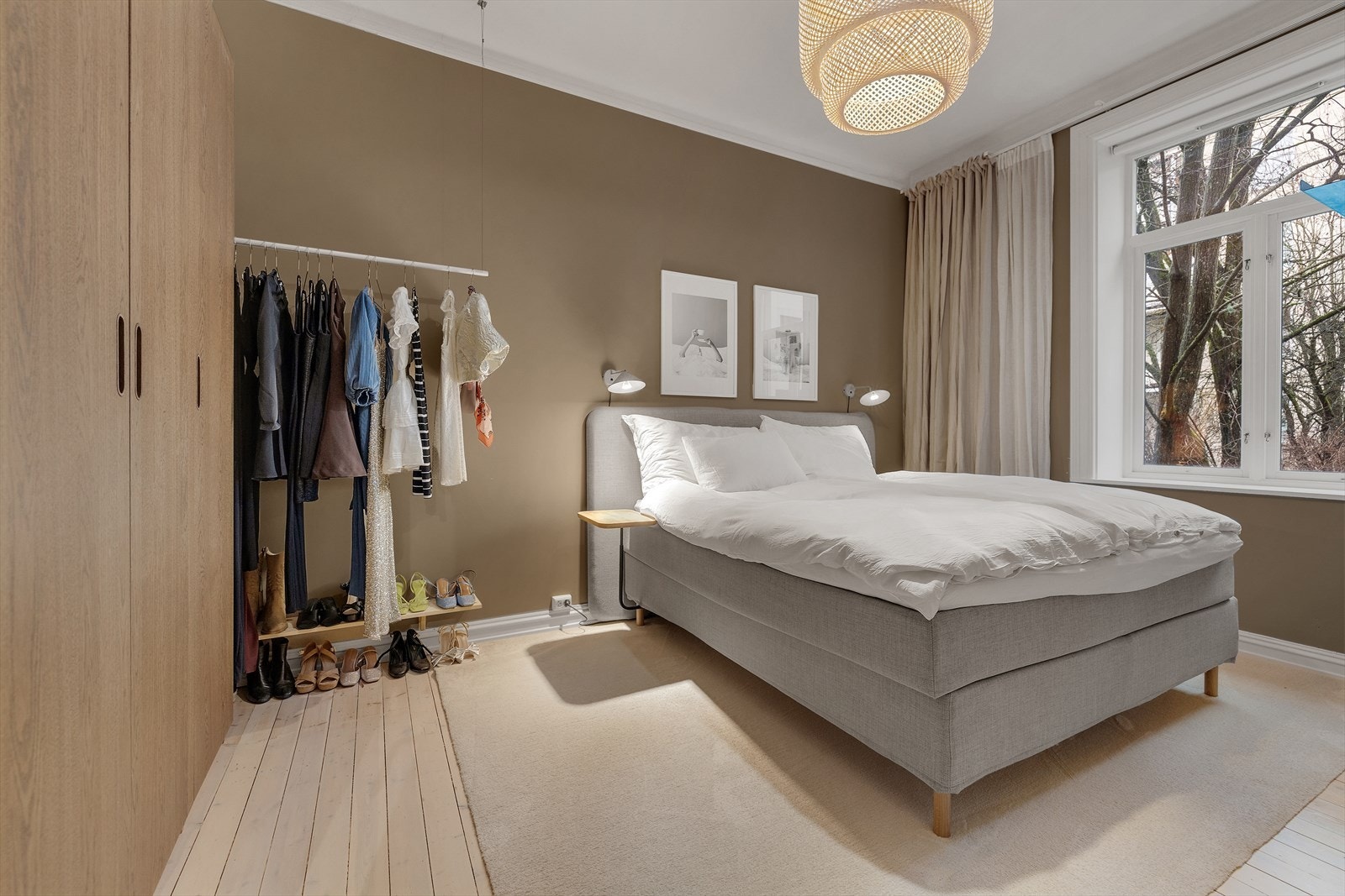 Det originale tregulvet er gjennomgående i leiligheten. Romslig hovedsoverom som vender ut mot indre bakgård. Gode møbleringsmuligheter. Galleribilde