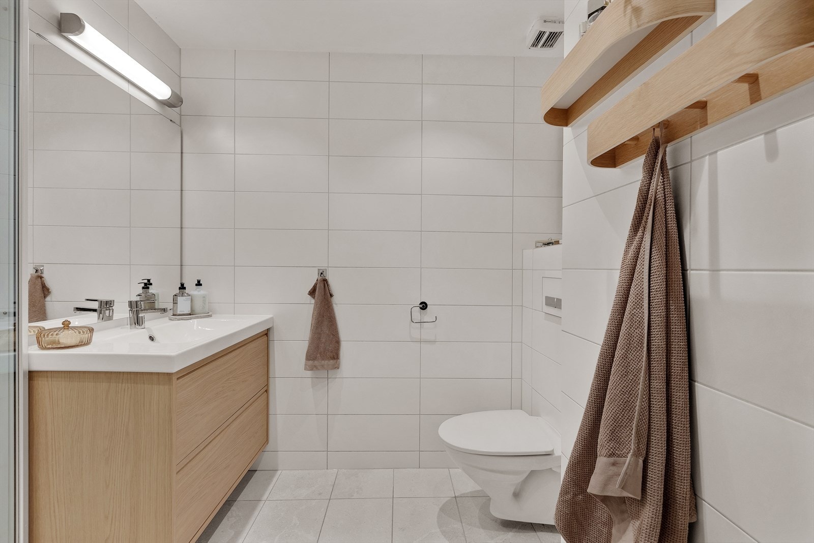 Baderommet ble overflateoppusset i 2023 med nye gulvfliser, innredning, spottere i himling og dimmer. Galleribilde