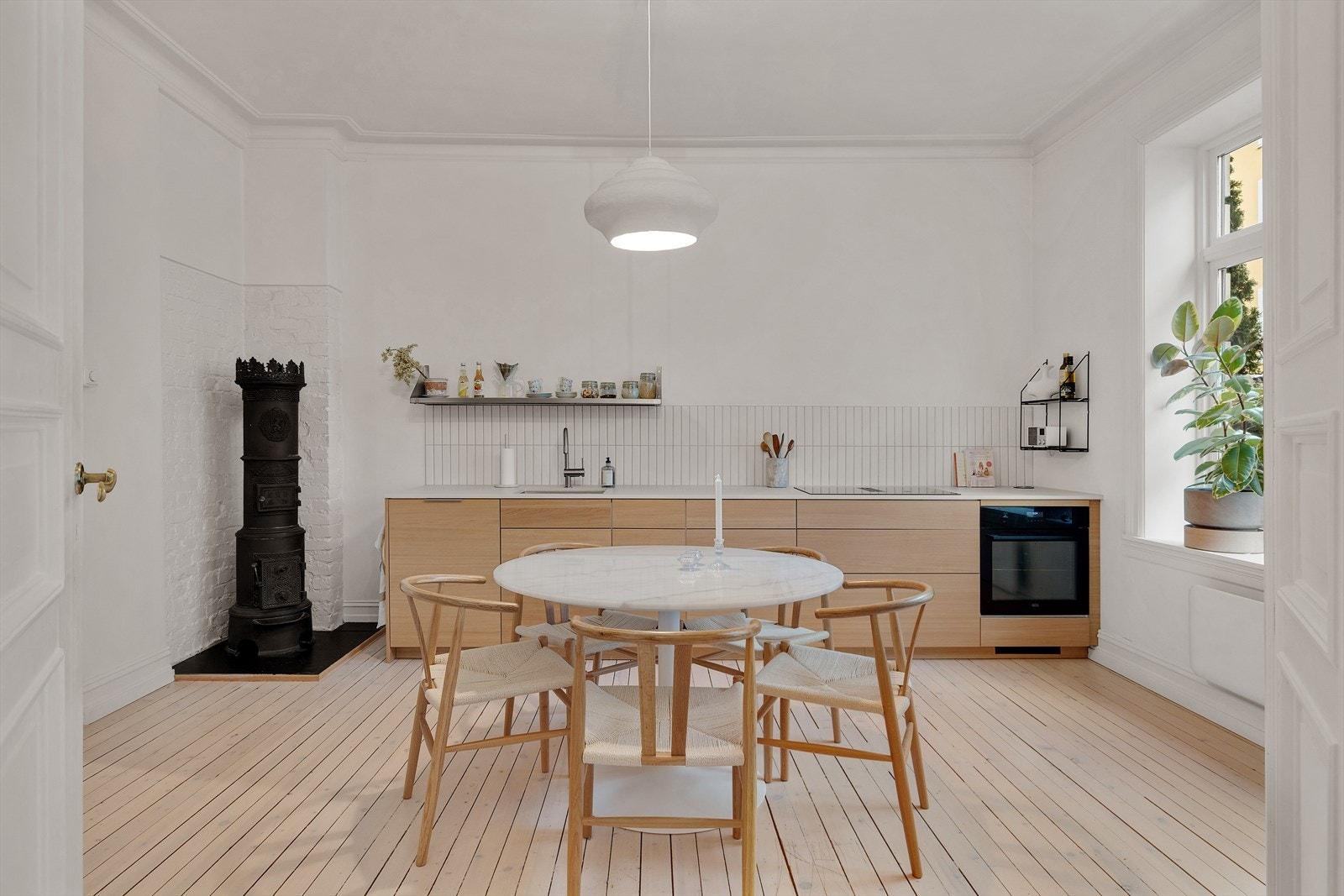 Kjøkkenet fremstår som svært lyst og åpent, med god takhøyde på litt over 3 meter og pene farger. Galleribilde