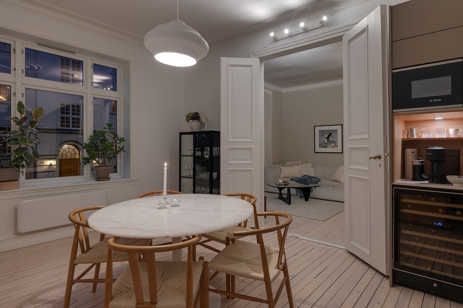 Kveldsstemning i leiligheten - koselig og lun stemning på kveldstid. Galleribilde