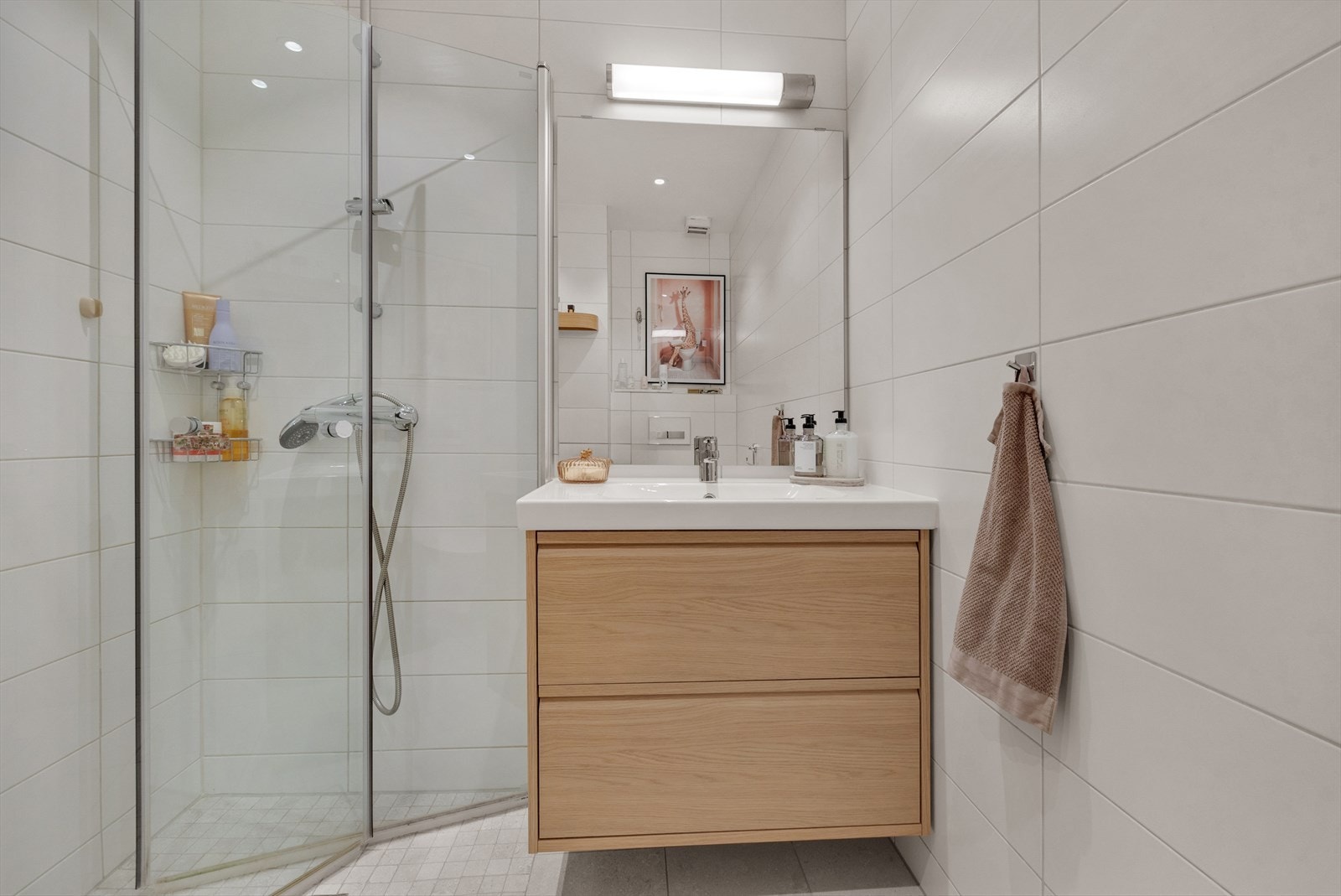 God servant med oppbevaring i underskap, og dusj med innfellbare glassdører. Galleribilde