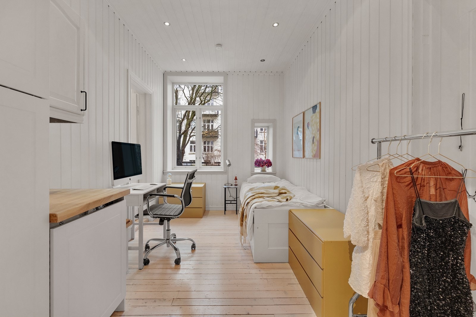 Soverom 2 med spotter i himling, plassbygd skap med vaskemaskin og oppbevaringsskap. Bakdør til indre gård, kort vei for barna å løpe ut i hagen. Galleribilde