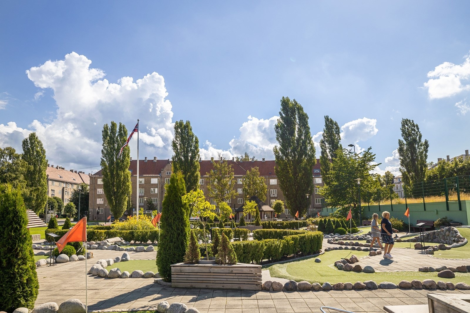 Marienlystparken med fotballbane, volleyball og minigolf. Galleribilde
