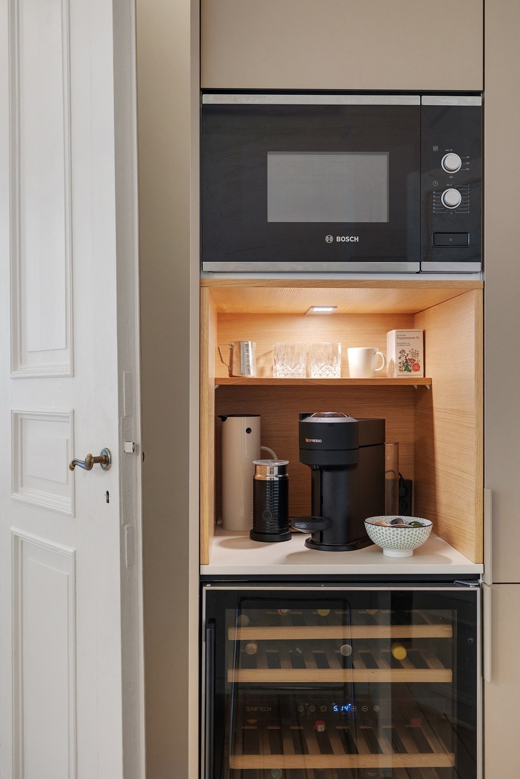 På andre siden av benkeplaten er det høyskap med plassbygd nisje for kaffemaskin, samt integrert kjøleskap/frys. Galleribilde