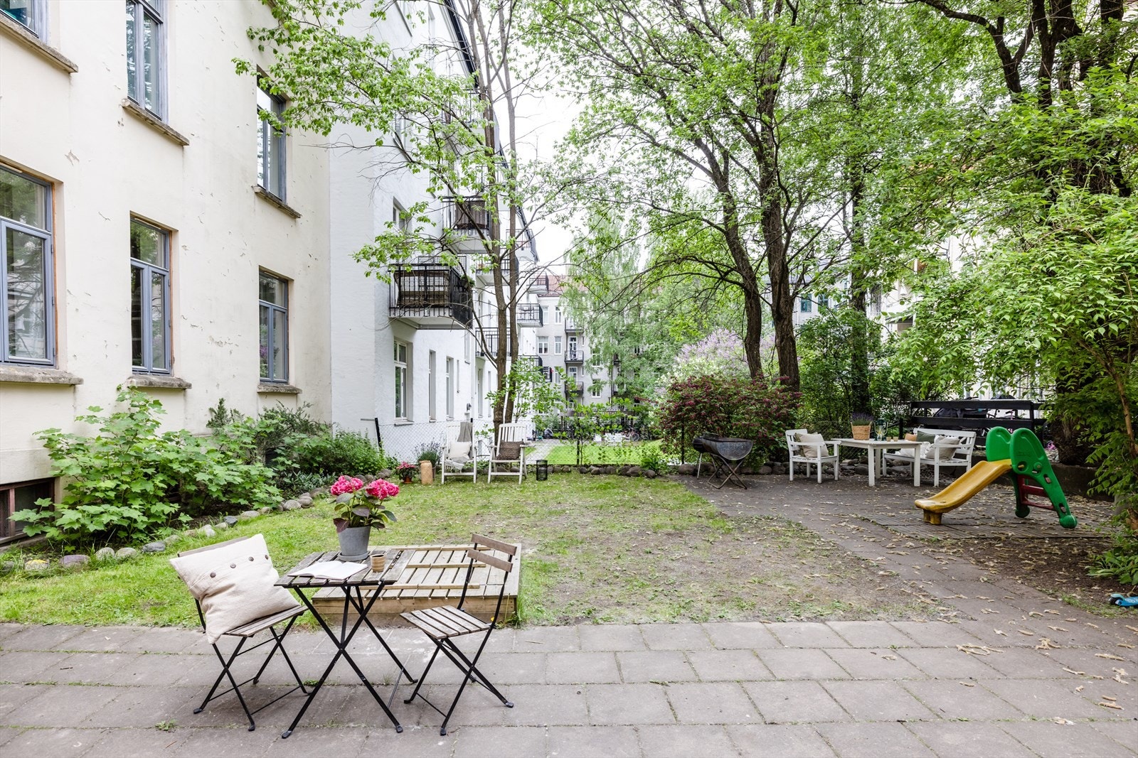 Utendørs fellesområde/bakgård. Galleribilde