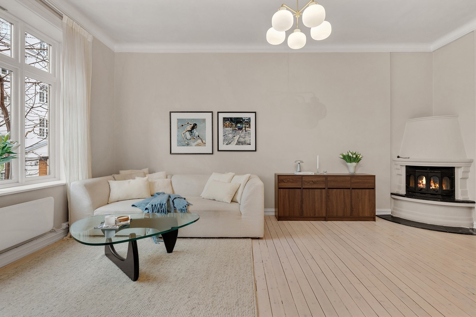 Stort vindu sørger for godt med lysinnslipp og skjermet innsyn fra vegetasjon om sommeren. Sofa på bilde er ekstra dyp. Galleribilde