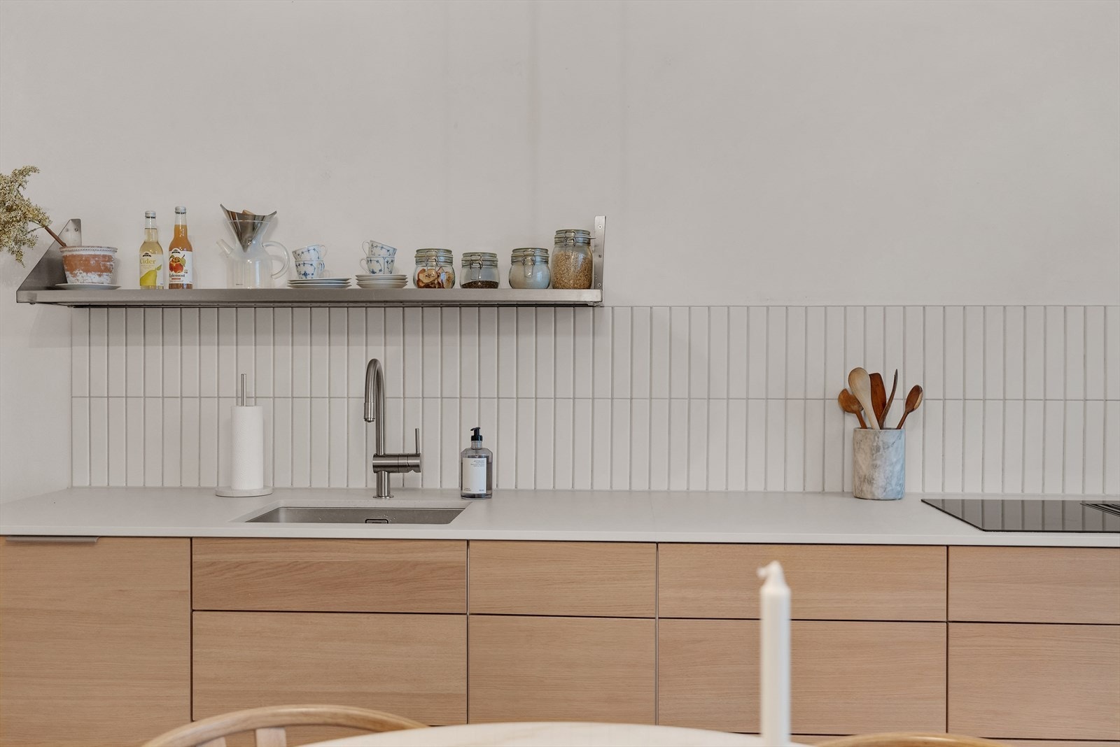 Kvik-kjøkkenet er fra 2022, med slette eikefronter, XXL dybde, touchfunksjon og høykvalitets benkeplate i keramisk stein av Dekton. Galleribilde