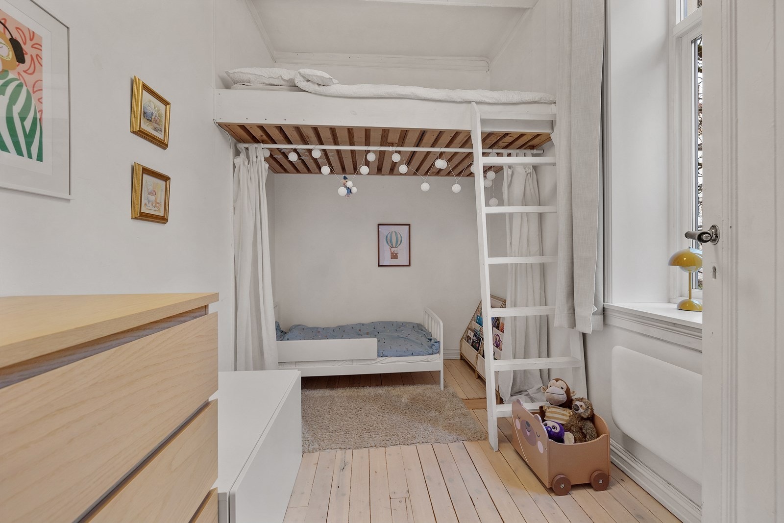 På innsiden av soverom 2 ligger "innredet rom", som i dag er innredet som barnerom med ekstra soveplasser i hemsløsning. Alternativt et stort walk-in eller kontor. Dette rommet er ikke godkjent for varig opphold. Galleribilde