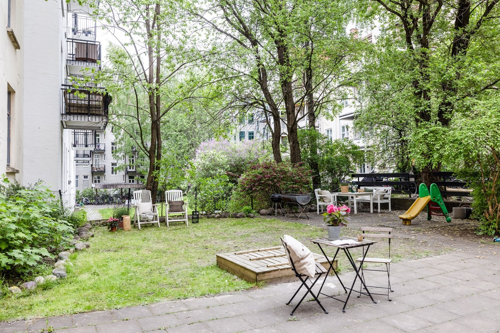 Utendørs fellesområde/bakgård. Galleribilde