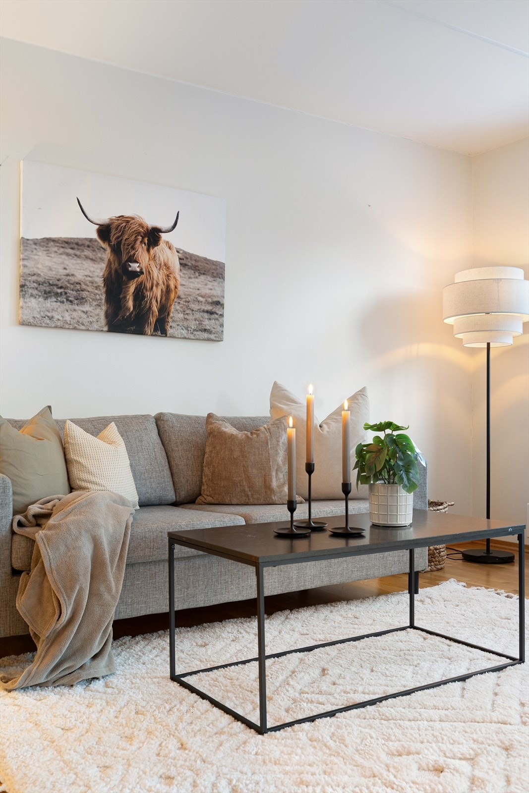 Stuen har god plass til sofagruppe, stuebord, tv-møblement m.m. Galleribilde