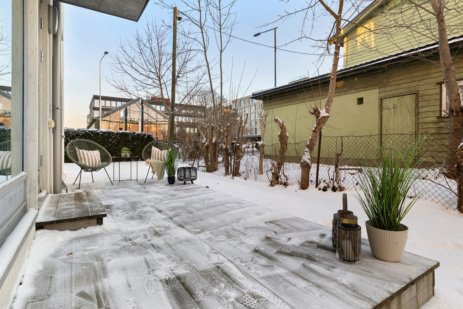 Leiligheten har en markterrasse på 10 kvm. Med direkte adkomst til sameiets hage Galleribilde