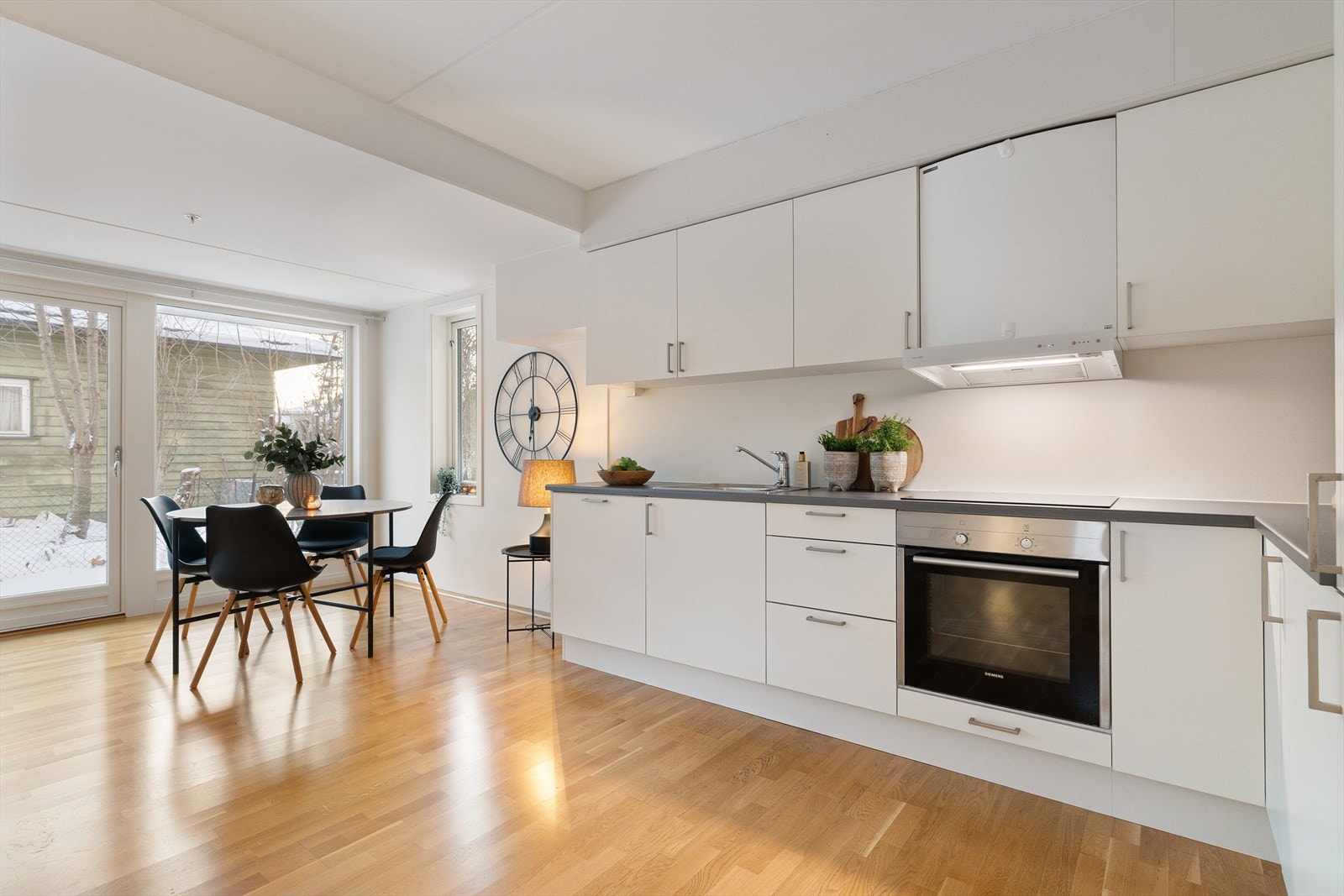 Kjøkkenet har gode oppbevaringsmuligheter i skap og skuffer. Det er integrert stekeovn, induksjonstopp, oppvaskmaskin og kjøl/fryseskap Galleribilde