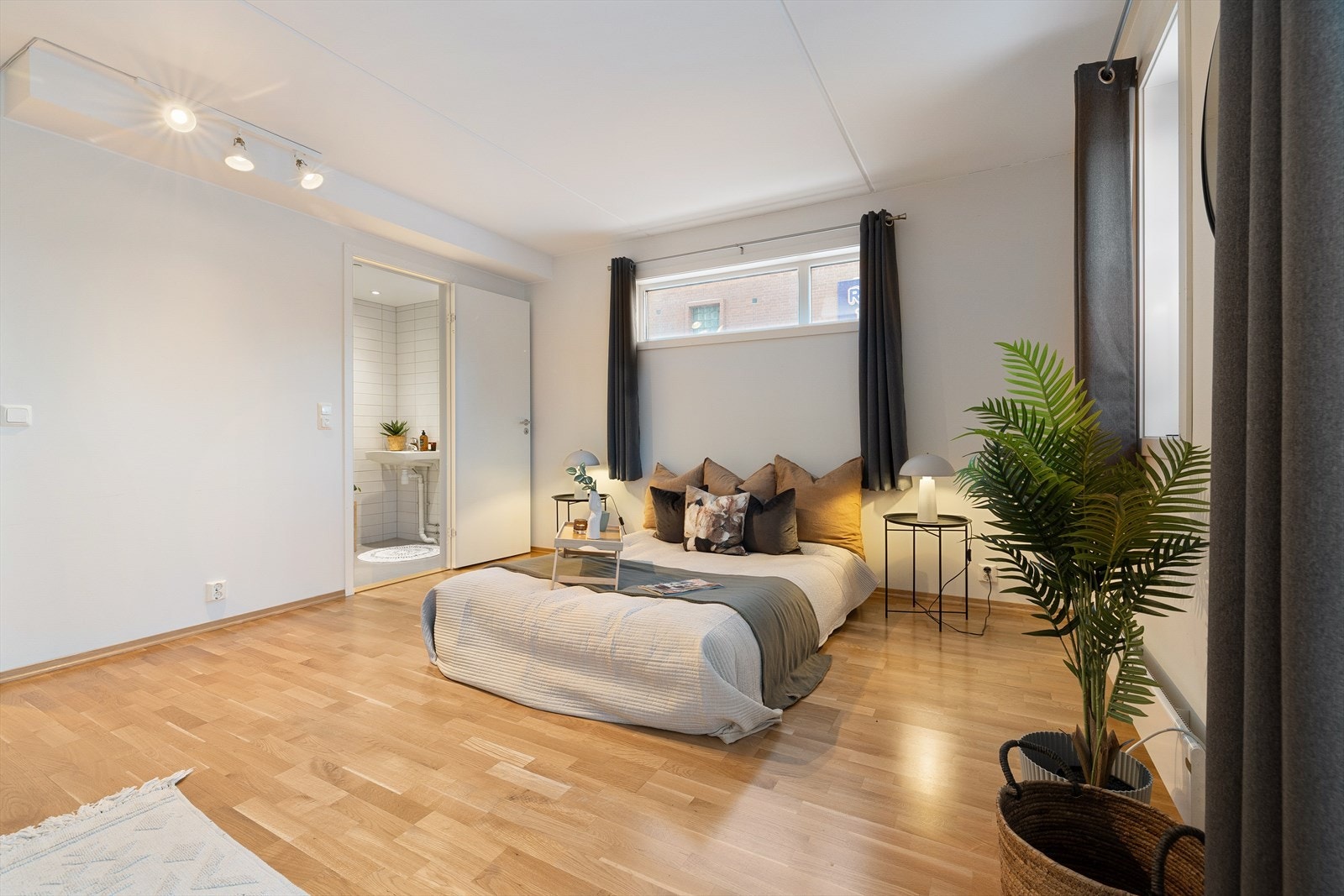 Fra hovedsoverommet har man tilgang til eget bad Galleribilde