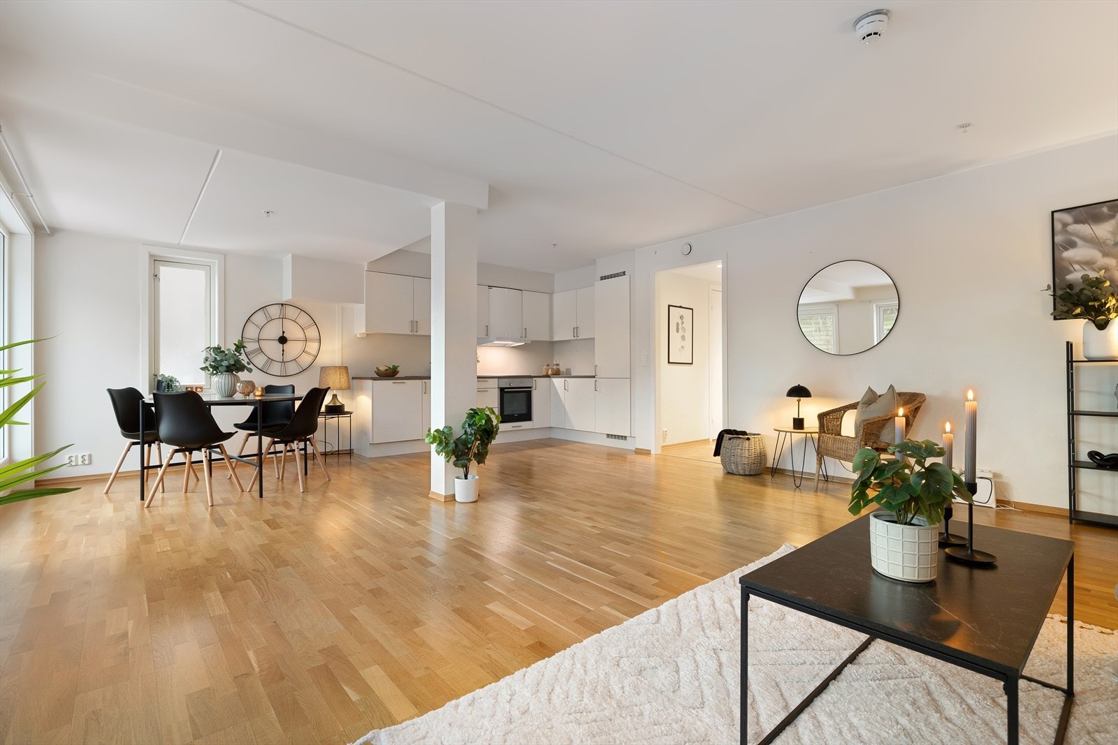 Store vinduer som slipper inn rikelig med naturlig lys Galleribilde