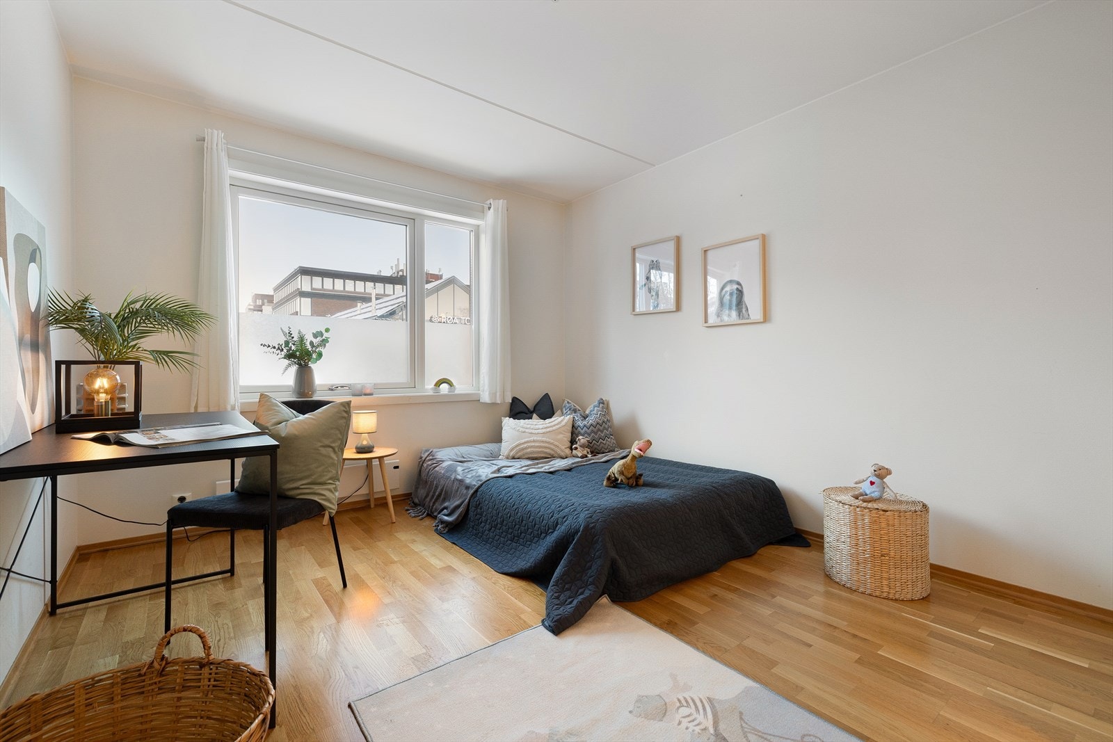 Begge soverommene har store vinduesflater som slipper inn rikelig med naturlig lys og gjør rommene innbydende og romslige Galleribilde