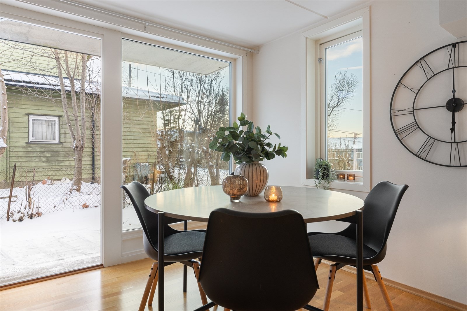 Fra kjøkkenet er det direkte adkomst til terrassen Galleribilde