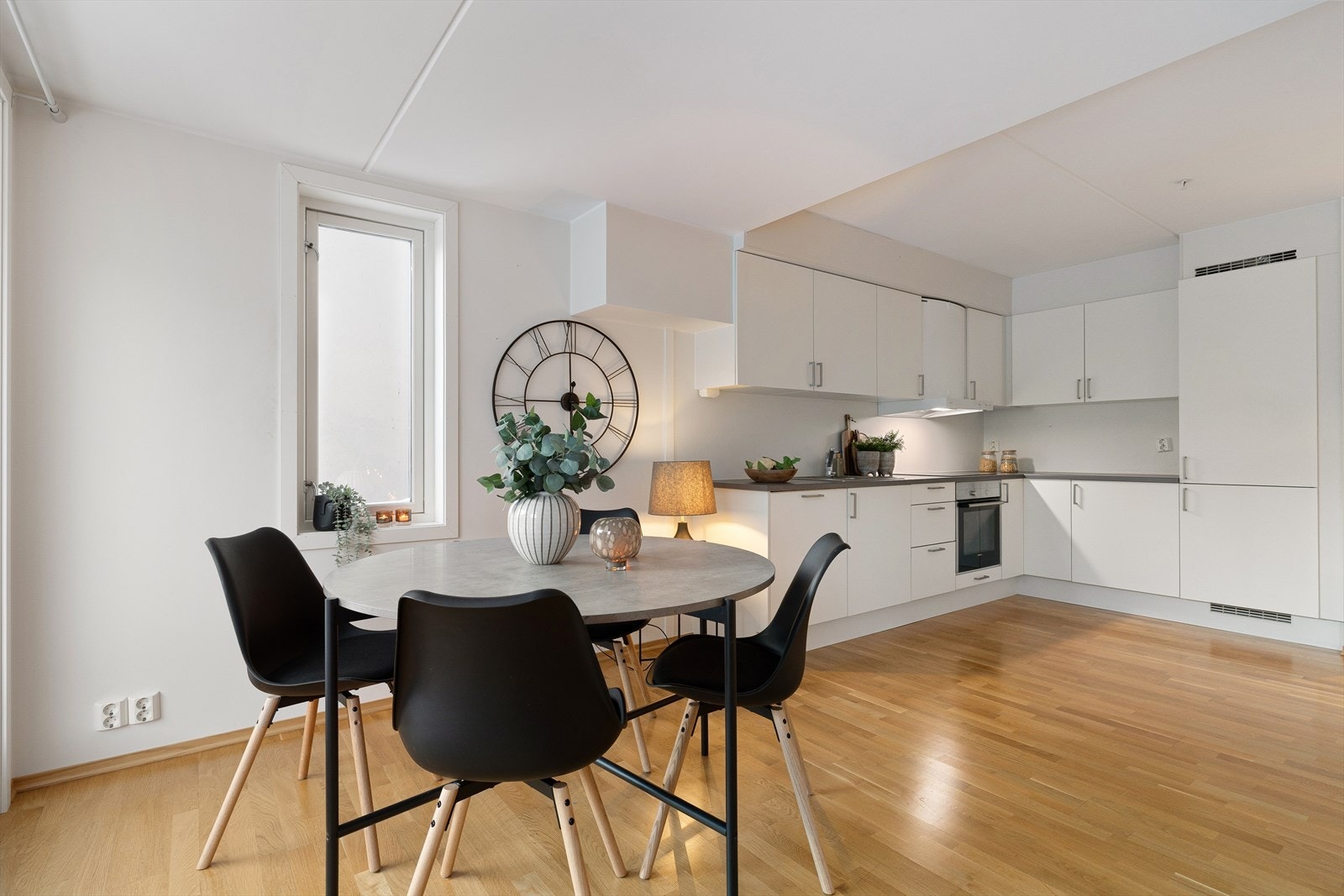 I hjørnet av kjøkkenet er det rom for en hyggelig spiseplass Galleribilde