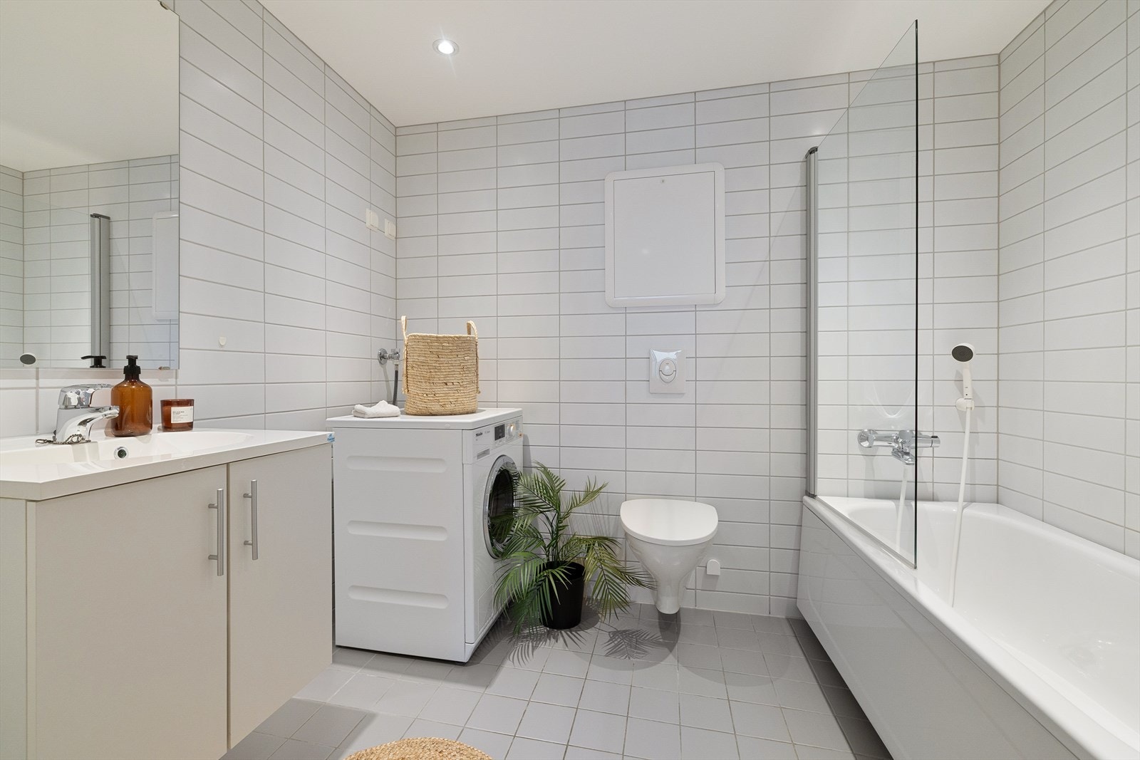 Hovedbadet er flislagt med varmekabler i gulv. Det opplegg og plass til både vaskemaskin og tørketrommel Galleribilde