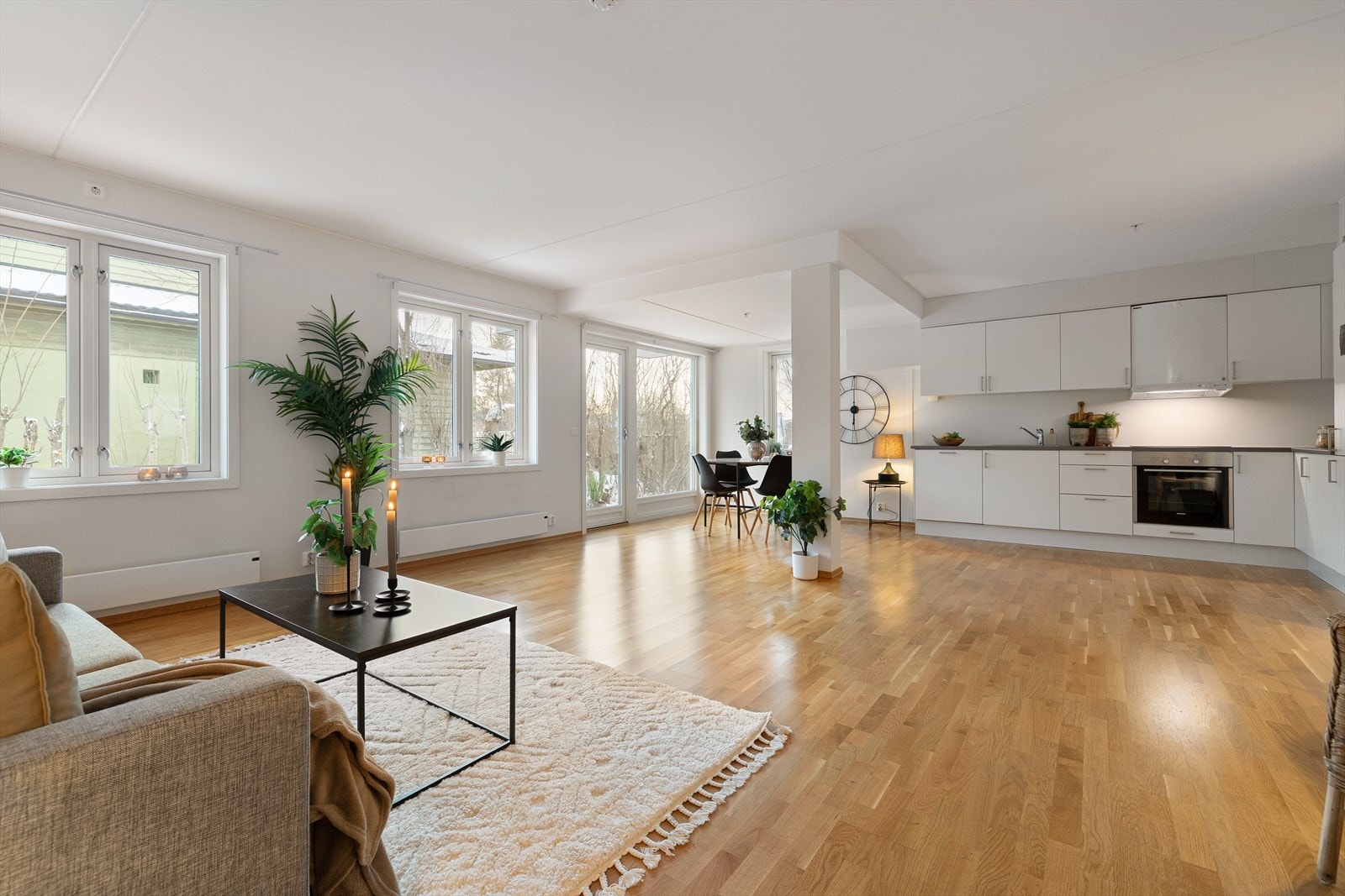 Leiligheten har en lys og romslig stue med åpen løsning mot kjøkkenet Galleribilde