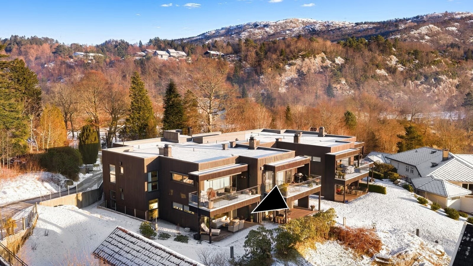 Velkommen til denne eksklusive 4-roms eierleiligheten på 124 m2, med ypperlig beliggenhet i Sameiet Villa Åstvedt. Galleribilde