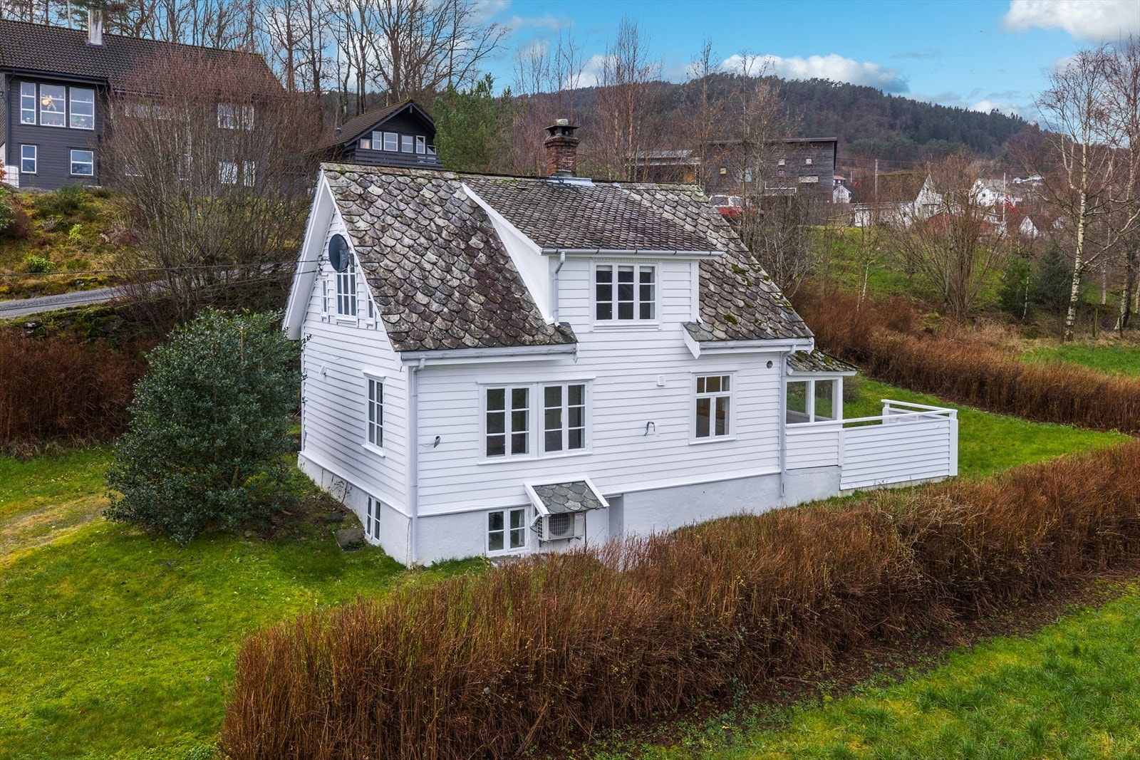 Et sjarmerende og idyllisk småbruk som byr på en sjelden mulighet til å eie en eiendom med nærhet til både landlige omgivelser og sjø. Foto: Vestbris Galleribilde