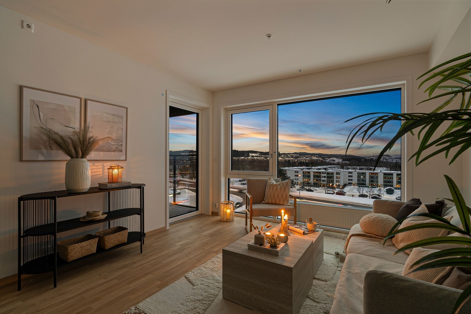 Det er store vindusflater som gir rikelig med sollys. Galleribilde