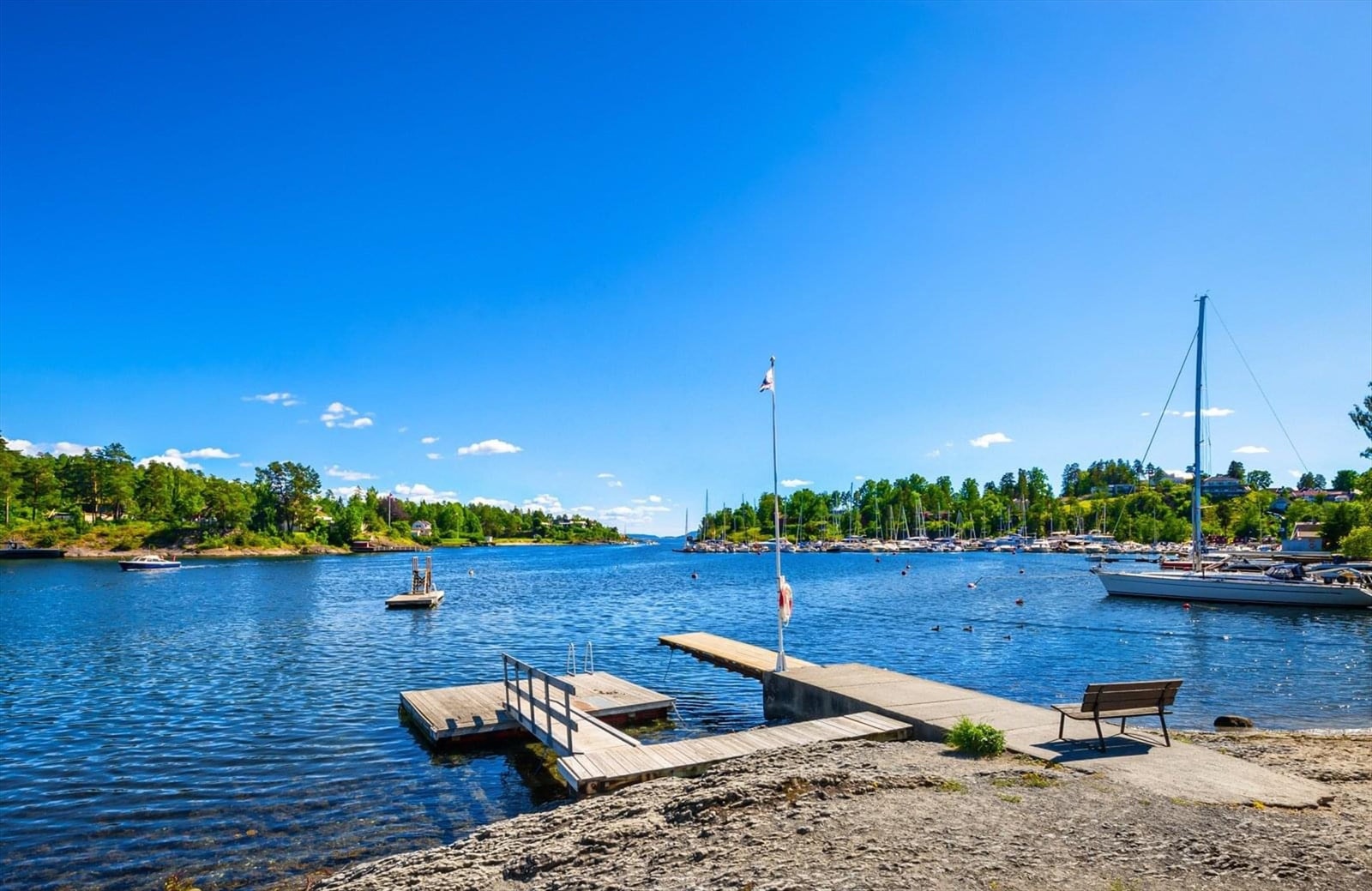 Strand i gangavstand med stupetårn, flytebrygge, grillmulighet og benker/bord (tilgang på via vellet) Galleribilde