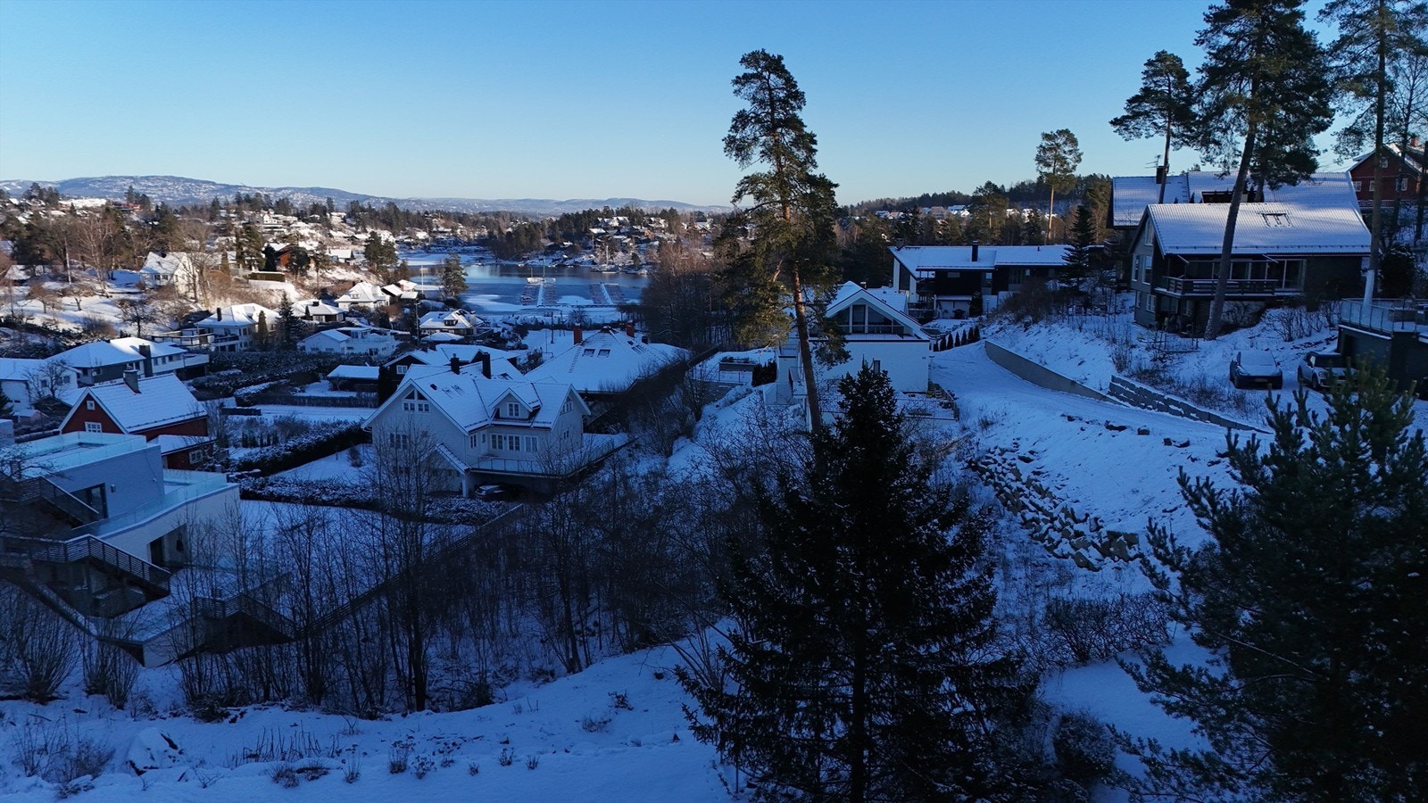 Kjøper av tomten får mulighet til medlemskap i Mellom-Nes Vel's Båtforening, beliggende i Breivika. Du får da rett til å leie båtplass etter venteliste. Galleribilde