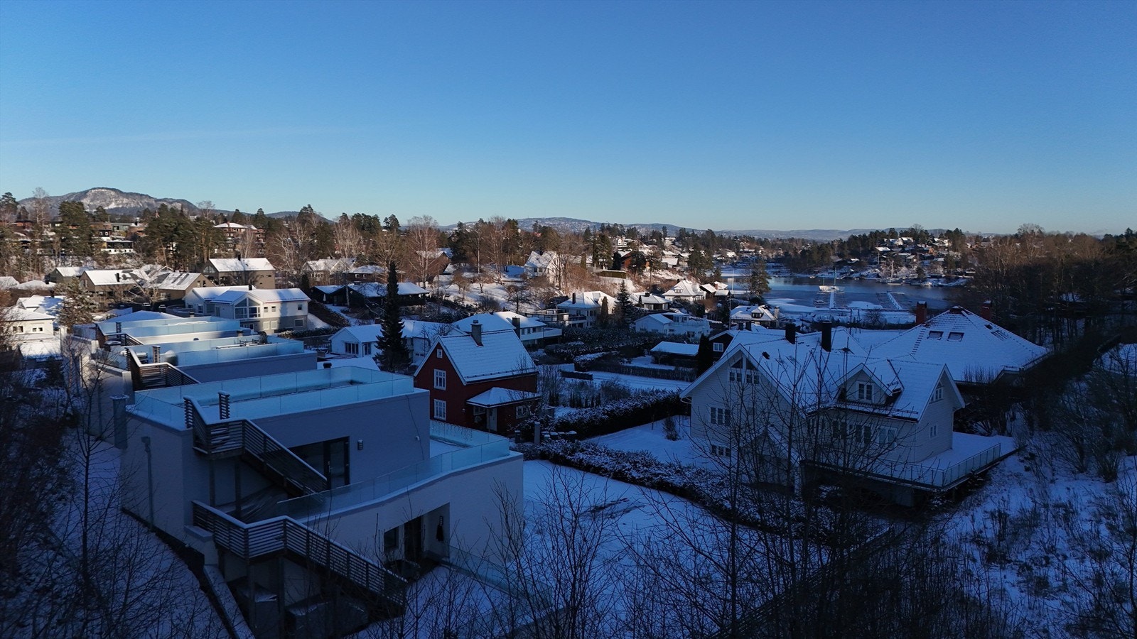 Område bilde, et stort utvalg av turstier og sykkelavstand til et av de mest omfattende idrettsanleggene i Asker og Bærum (Holmen IF). Galleribilde