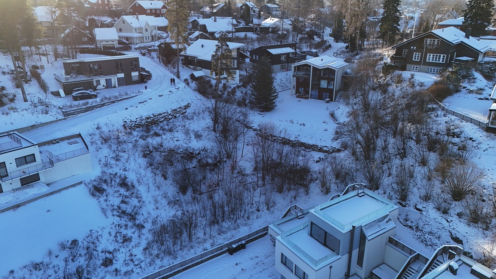 Tomten er regulert til frittliggende småhusbebyggelse iht. reguleringsplan, og nåværende boligbebyggelse iht. kommuneplanen for Asker 2023-2030. Grad av utnytting skal ikke overstige %-BYA = 25% av tomtens nettoareal. Galleribilde