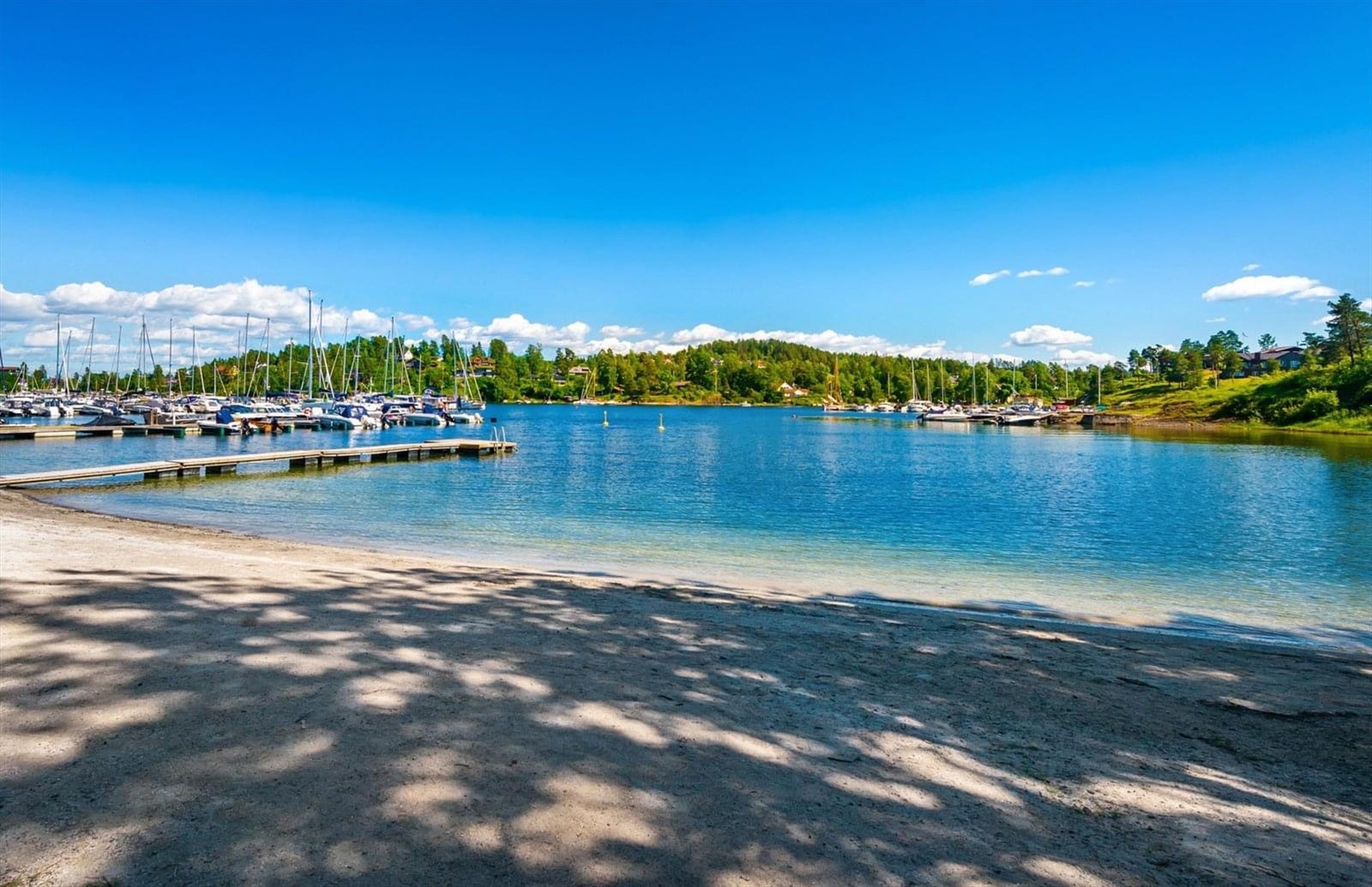 Nærområdet, og en del av den etablerte kyststien. Badstubåten som nå kommer, samt mulighet for kajakk-opplag, gangavstand til flere lekeplasser og tuftepark, i tillegg til båtbryggene og strendene. Galleribilde
