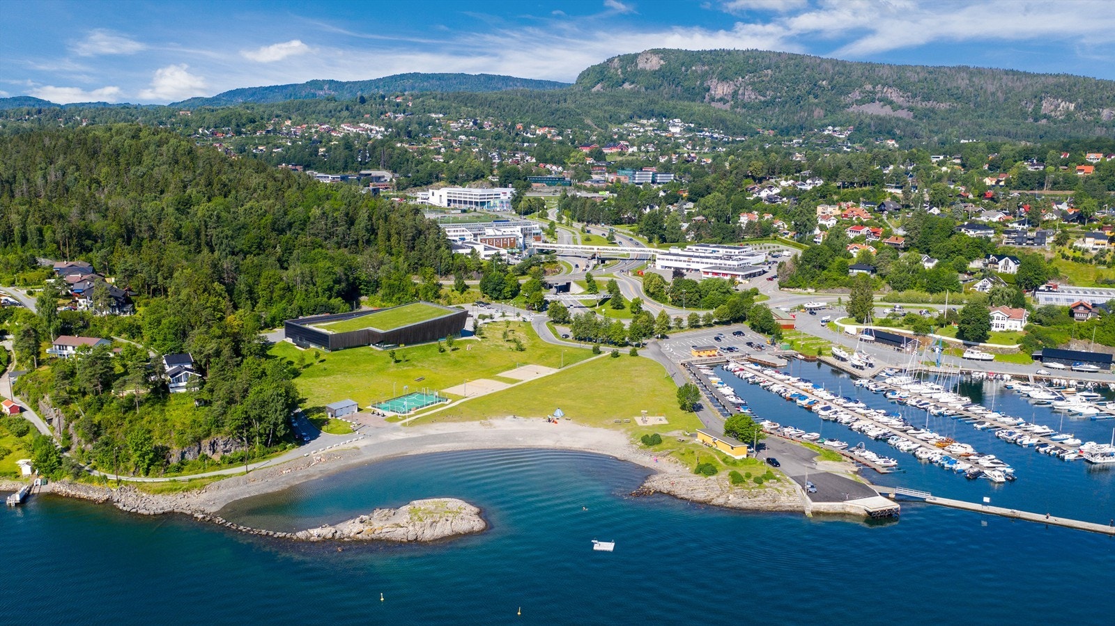 Kort vei til Holmen, gang/sykkelavstand til svømmehall og Holmen Senter, som har ca. 50 butikker. Galleribilde