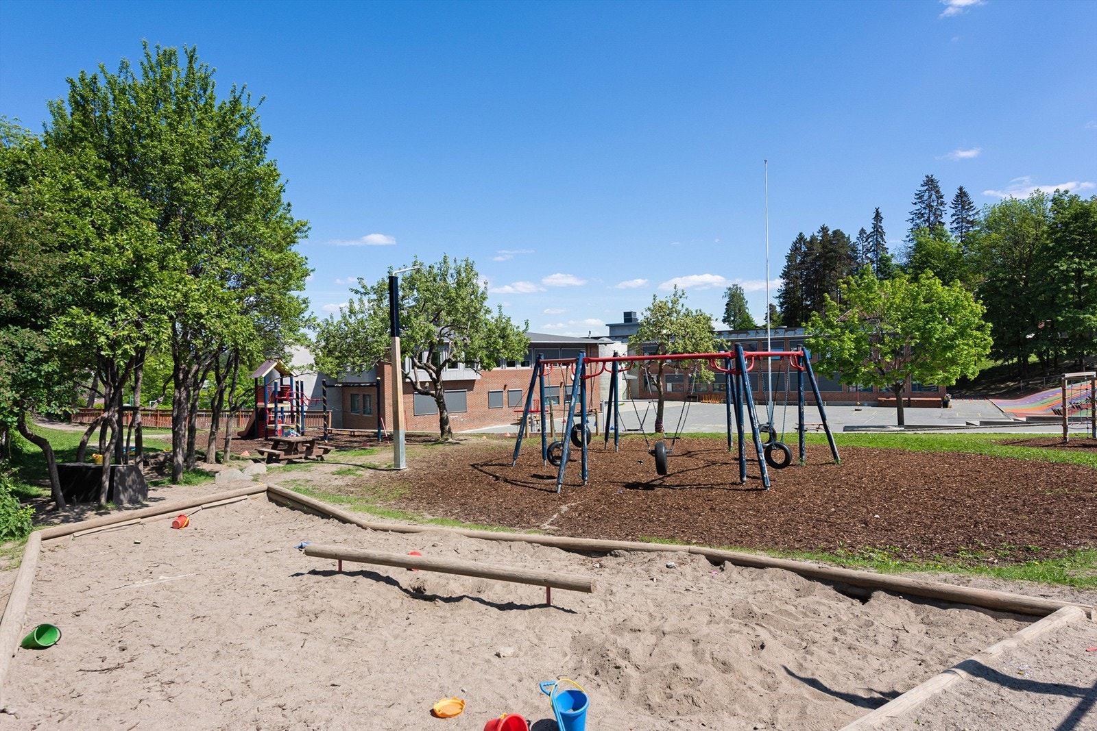 Uteområde på skolen Galleribilde