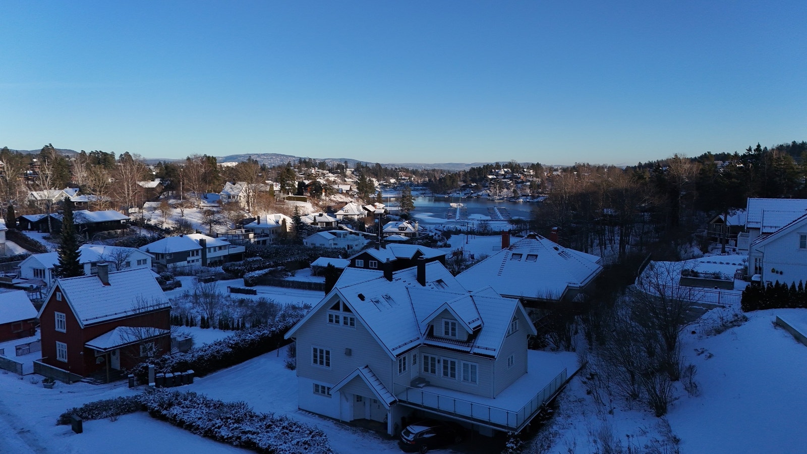 Flott beliggende i stille vei med gode solforhold. Tomten er stor nok for en tomannsbolig. Trekkrør for strøm og bredbånd til tomtegrense, samt vann og avløp med enkel påkobling. Galleribilde