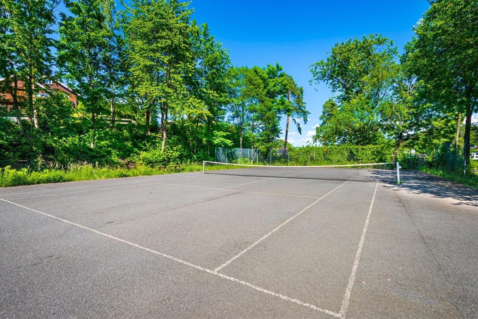 Tennisbane som man har tilgang på via vellet Galleribilde