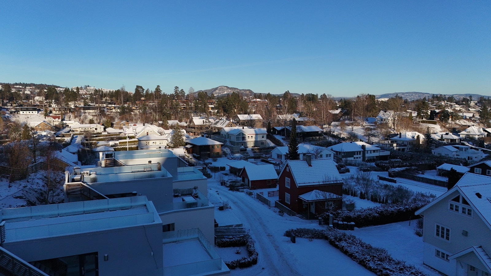 Dagligvarehandelen kan blant annet gjøres på KIWI, Rema 1000 og Meny. Holmen Senter har et rikt og variert utvalg av fasiliteter og servicetilbud. Det er samtidig kort vei til Asker sentrum og Sandvika Storsenter. Galleribilde