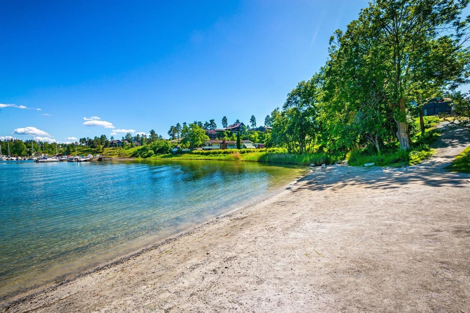 Lokal strand som man passerer på den idylliske kyststien Galleribilde