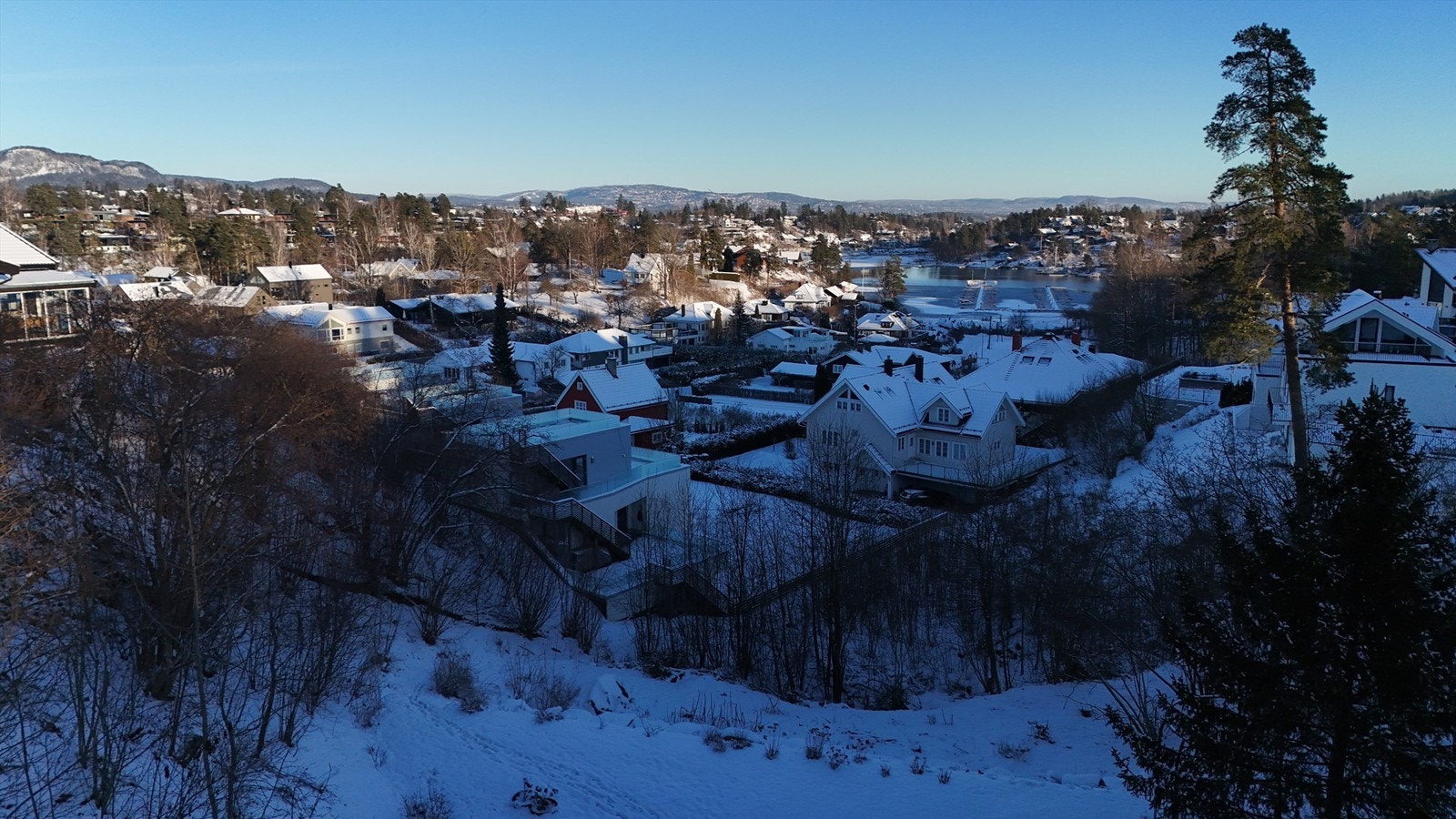 Stor eiet tomt på 1203 kvm. Nærhet fjorden og badestrand. Mulighet for båtplass i vellet. Barnevennlig og rolig område Galleribilde