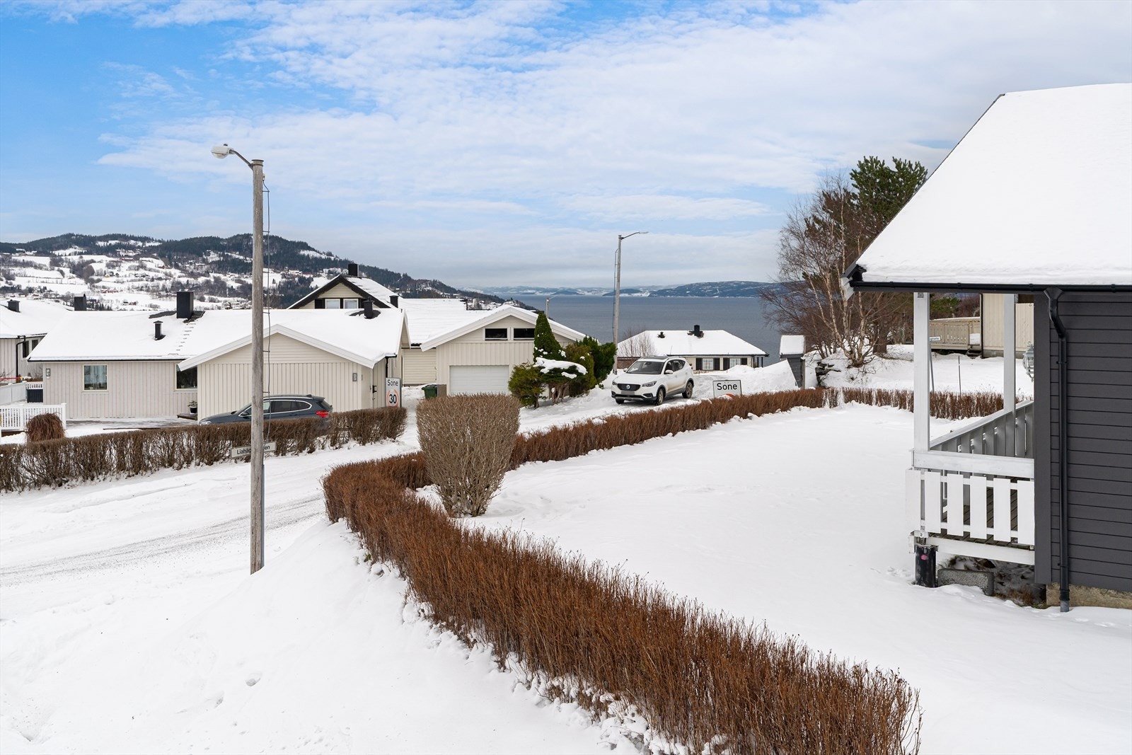 Fra eiendommen får du hyggelig utsikt og umiddelbar nærhet til flotte turmuligheter. Galleribilde